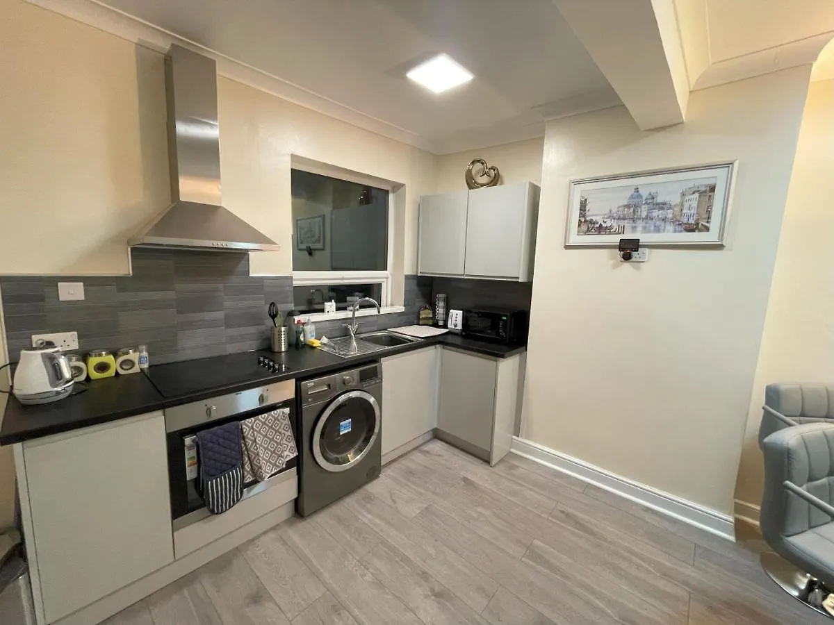 2 Bed 1St Floor Flat Near Centre Apartment Nottingham 0*,  United Kingdom